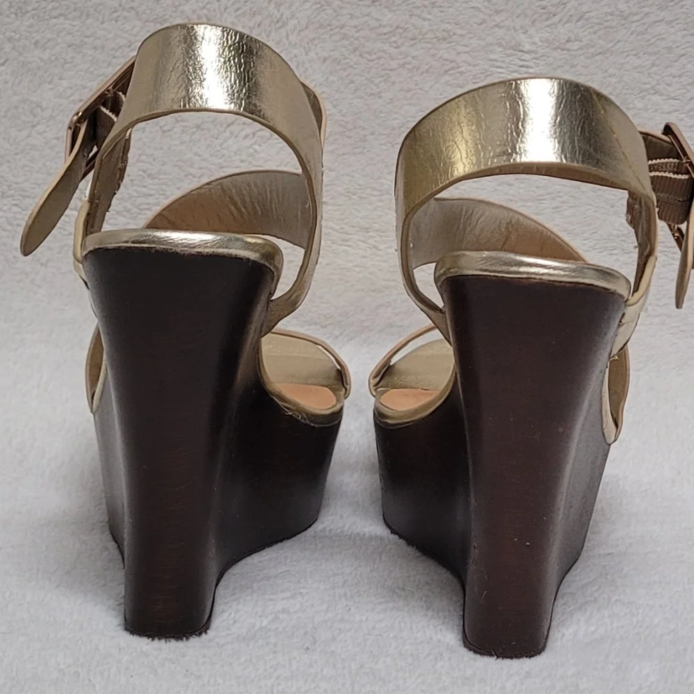 Lulus Dollhouse No Glitz No Glory Gold Wedge Sandals Vegan Leather Peep Toe 8.5